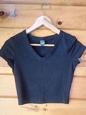 Wild Fable Black V-Neck Cropped Tee Top. XS